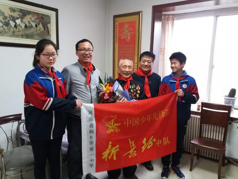 新长征英雄中队和老红军合影